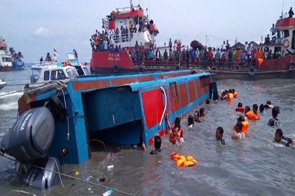 آتش سوزی و غرق شدن یک کشتی در سواحل اندونزی، 13 نفر کشته شدند
