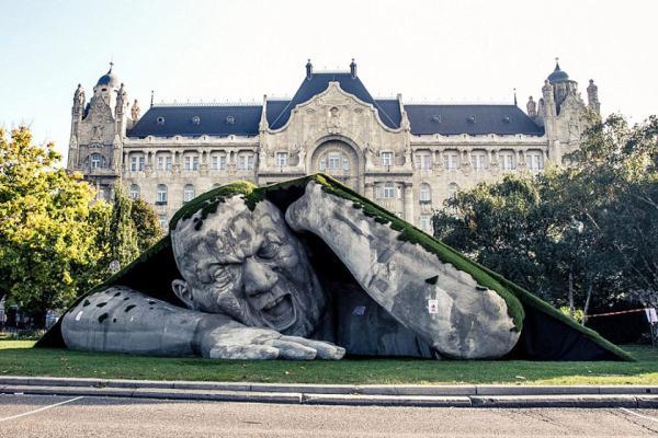 تور مجارستان ارزان: مجسمه غول آسا در میدان بوداپست