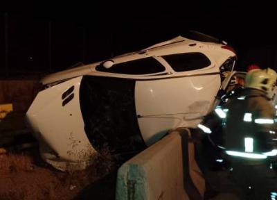 خودرو سواری در بزرگراه تهران ، قم واژگون شد، 2 کشته و 2 مصدوم