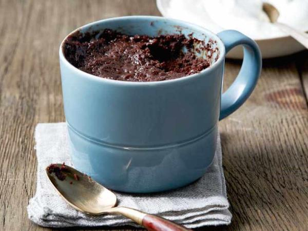 طرز تهیه کیک فنجانی (لیوانی) نرم و پفی با 20 نکته قنادهای معروف